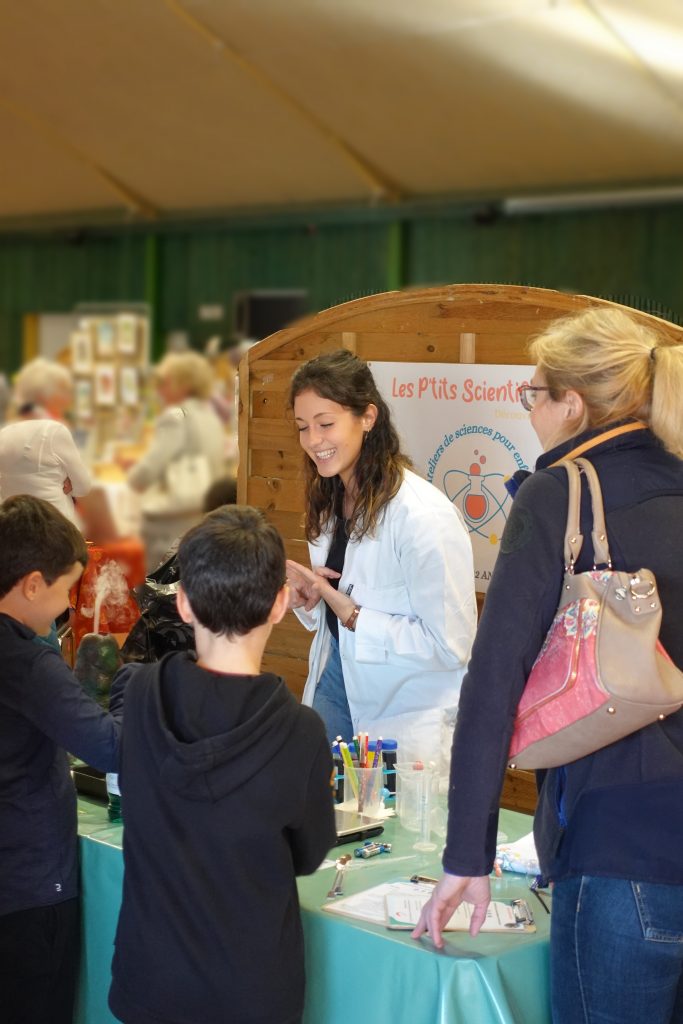 Cassandra Perrin en train de présenter les p'tits scientifiques