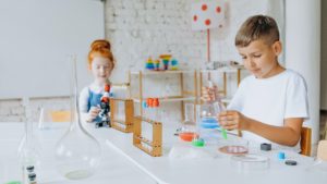 Enfants en train de réaliser des expériences chimiques lors d'un atelier scientifique